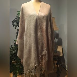 Soia and kyo pink & cream color blocked poncho scarf wrap with fringe hem NWT